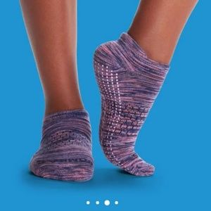 NWT Bombas gripper socks - Sz M